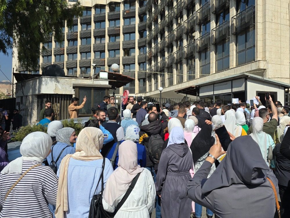 وقفة احتجاجية لطلاب كلية الحقوق بجامعة دمشق رفضاً لإلغاء نظام الأتمتة