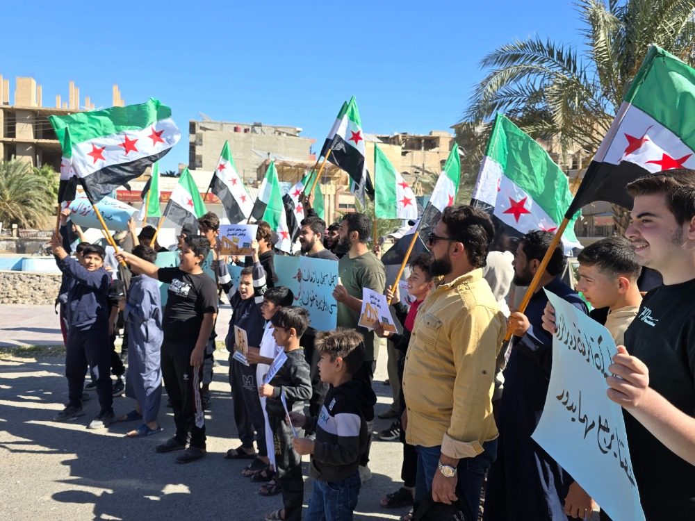 A protest in Deir ez-Zor against the practices of the SDF وقفات احتجاجية في عدة محافظات رفضاً لممارسات قسد بحق أبناء الجزيرة