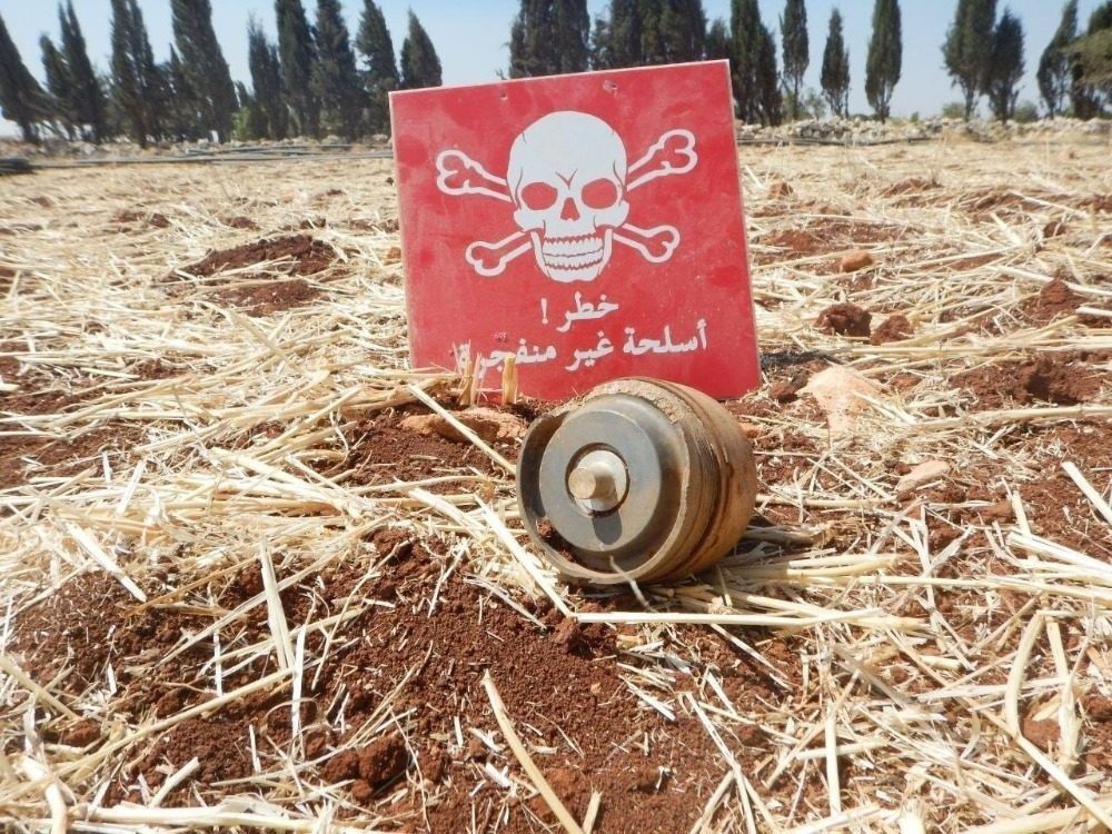 A young man was killed and three children were injured in a landmine explosion in rural Idlib. استشهاد شاب وإصابة ثلاثة أطفال بانفجار لغم بريف إدلب