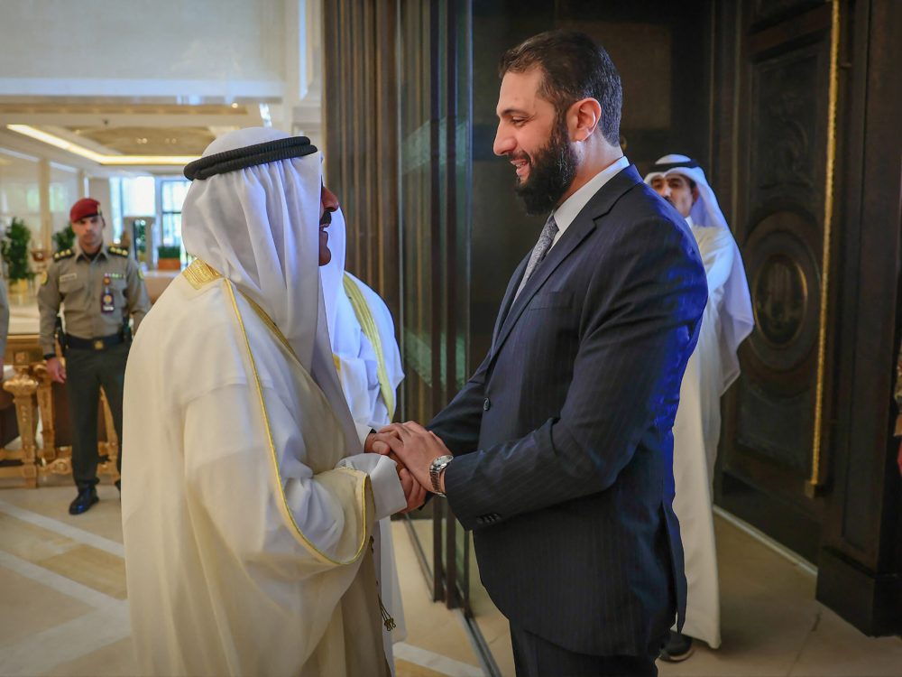 الرئيس الشرع يلتقي الأمير الشيخ مشعل الأحمد الجابر الصباح بقصر بيان