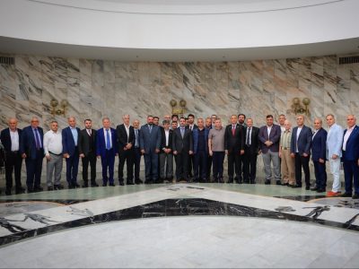 صورة تذكارية للشيباني مع عدد من أبناء الجالية السورية في موسكو