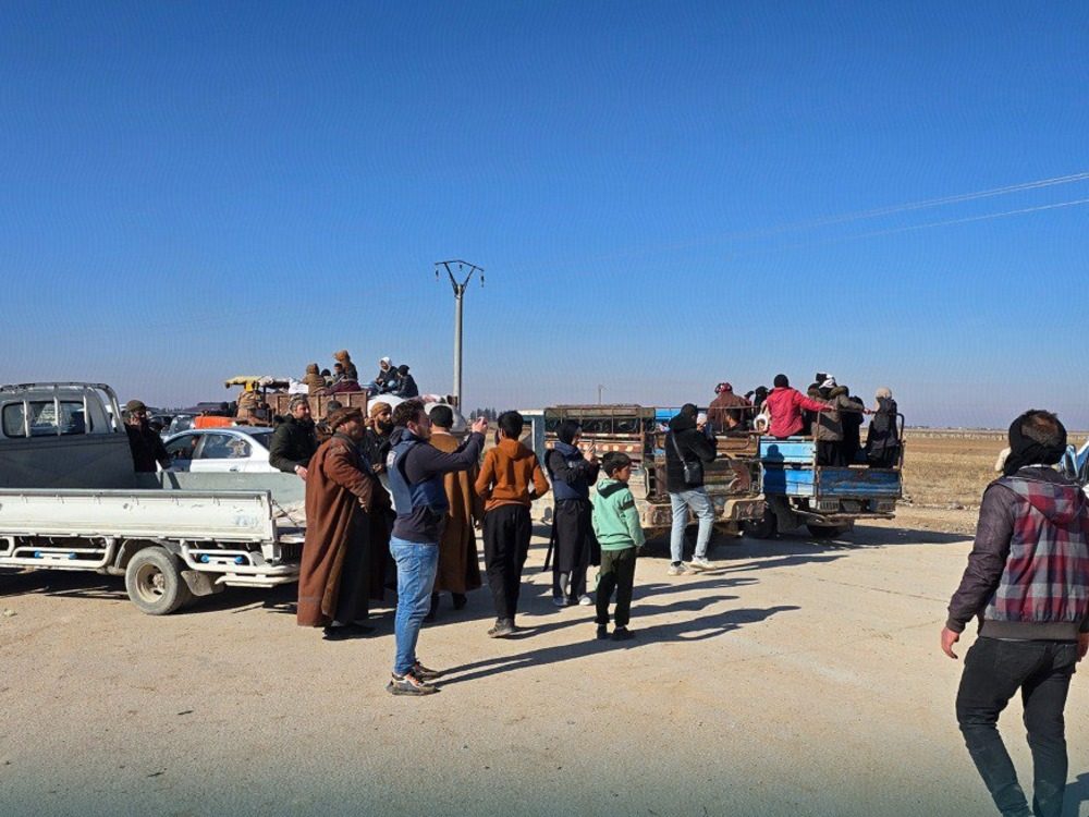 حلب.. استمرار خروج العائلات من دير حافر ومسكنة عبر طرق وعرة