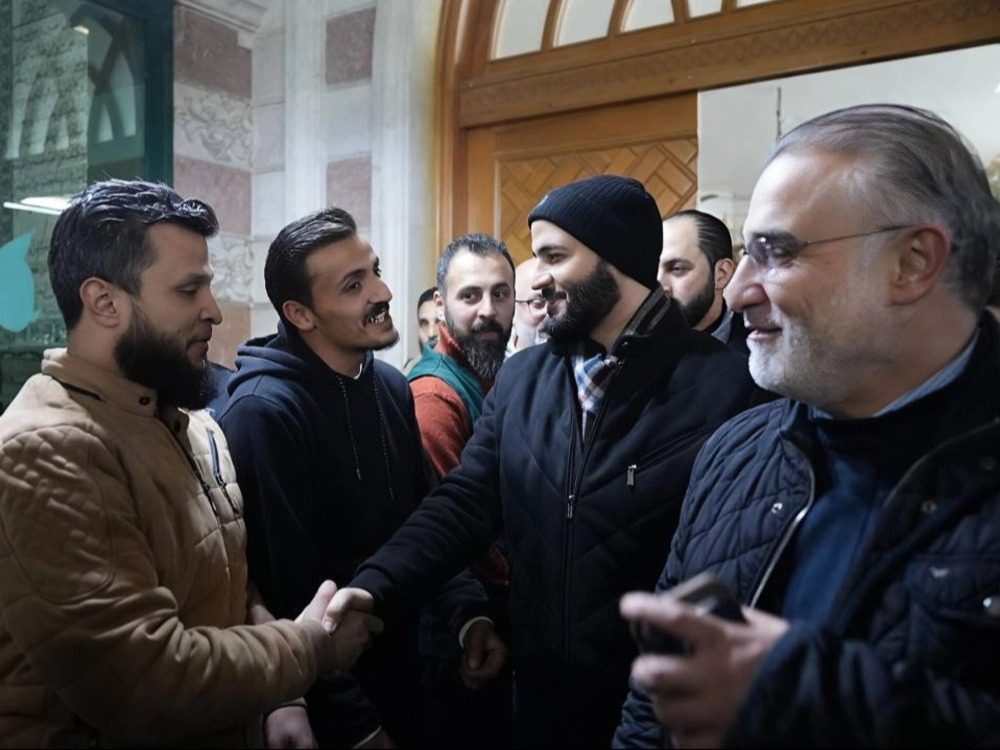 محافظ حلب يتابع أوضاع النازحين في مراكز الإيواء