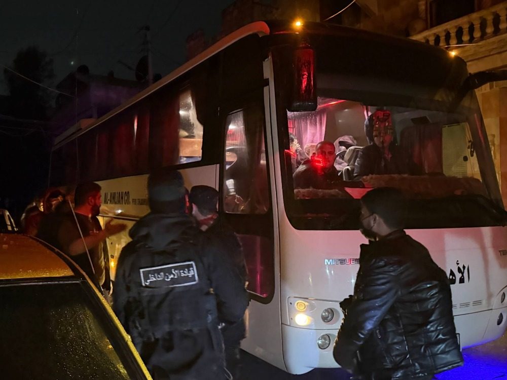 مراسل الإخبارية: بدء خروج حافلات تقل عناصر تنظيم قسد المتبقين في الشيخ مقصود