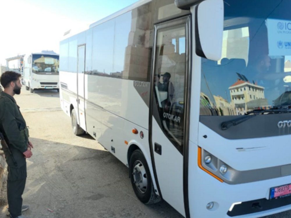 Arida crossing وصول القافلة الخامسة من اللاجئين في لبنان إلى الأراضي السورية