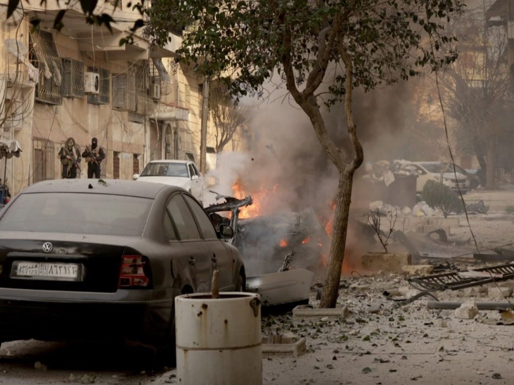 تنظيم قسد يواصل قصف أحياء حلب وفريق الإخبارية ينجو من استهداف مباشر