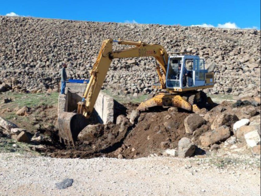 مديرية الموارد المائية في القنيطرة تجري أعمال تنظيف وتعزيل لحوض تهدئة سد بريقة