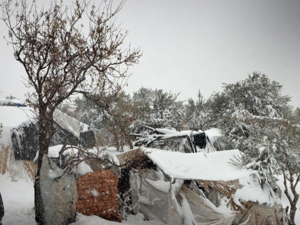 العاصفة الثلجية تفاقم معاناة النازحين في مخيمات الشمال