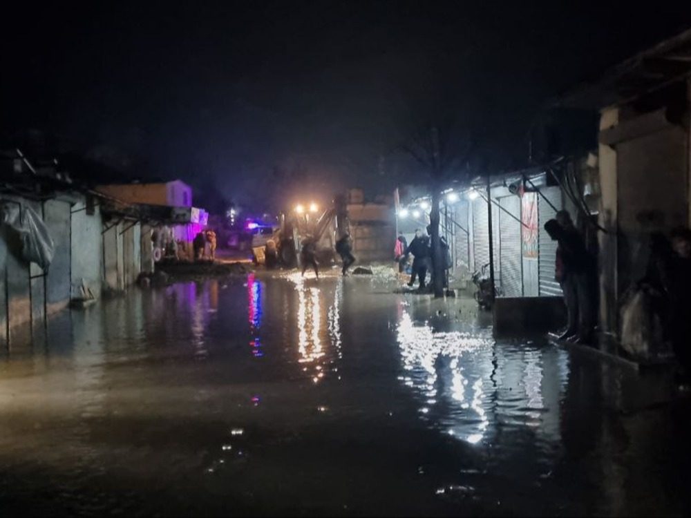 الدفاع المدني: عمليات متواصلة لإنقاذ العالقين جراء السيول بريف اللاذقية