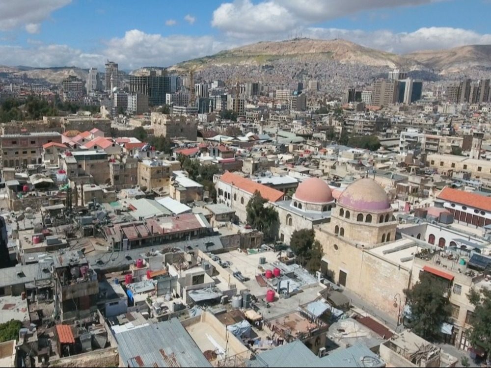 انخفاض ملحوظ بدرجات الحرارة وهطولات مطرية على مناطق متفرقة