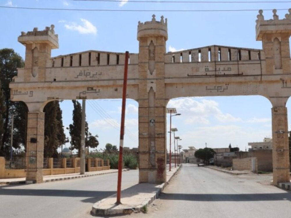 إدارة دير حافر تدعو الأهالي إلى الالتزام بالخروج المنظم عبر الممر الإنساني