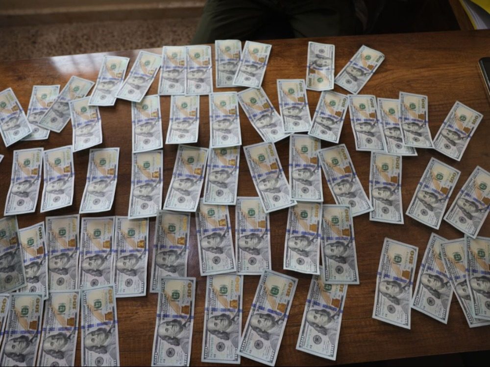 Dollar or كمين محكم يطيح بشخصين يروجان العملة المزورة بريف دير الزور