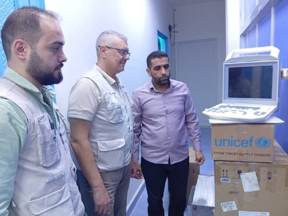 اليونيسف تزود مديرية صحة دير الزور بأجهزة وكميات من الأدوية