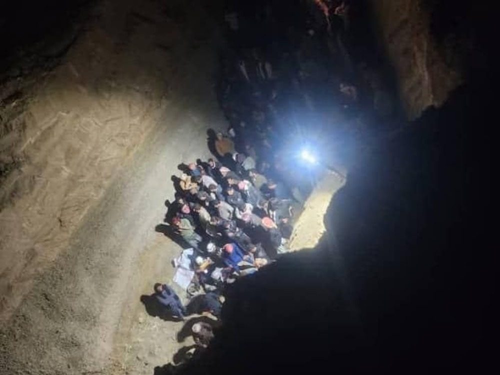 For the second day, Civil Defense continues its rescue efforts for the child Abdullah Al-Tansh in Deir Ezzor. لليوم الثاني.. الدفاع المدني يواصل أعمال إنقاذ الطفل عبدالله الطنش في دير الزور