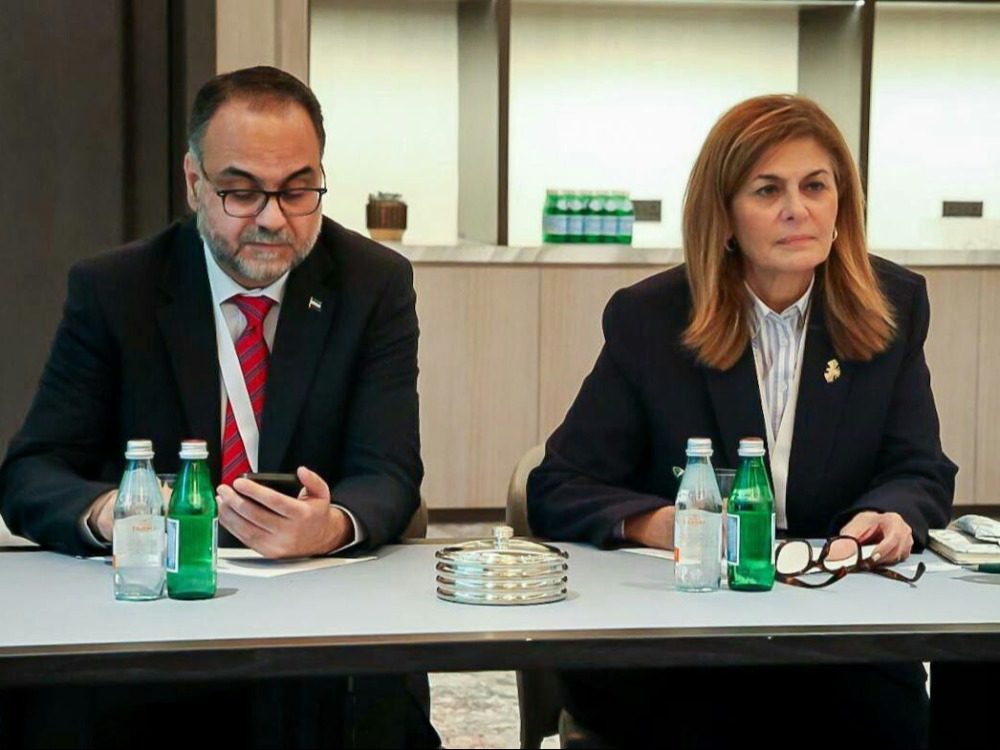 وزيرة الشؤون الاجتماعية والعمل تلتقي مدير عام مركز العمل الإسلامي في الدوحة