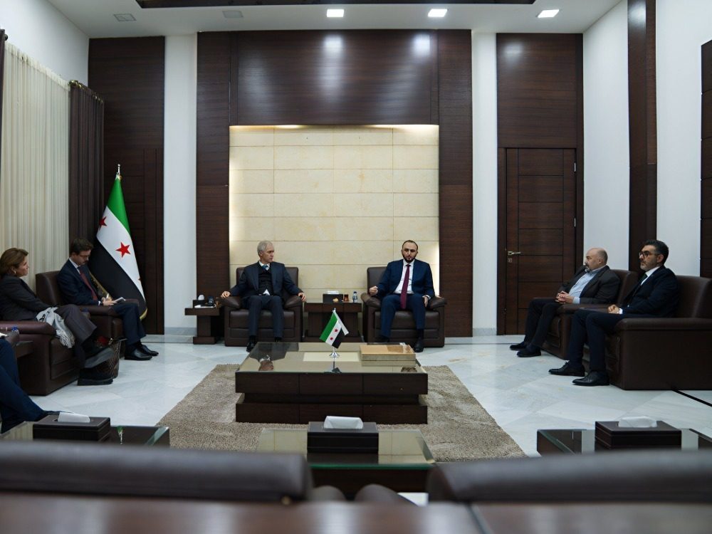 محافظ حمص يبحث مع السفير البلجيكي أولويات إعادة الإعمار