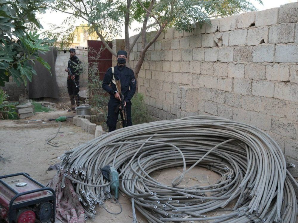 Internal Security in Deir ez-Zor arrests a gang stealing electrical cables. الأمن الداخلي بدير الزور يلقي القبض على عصابة سرقة أكبال كهربائية