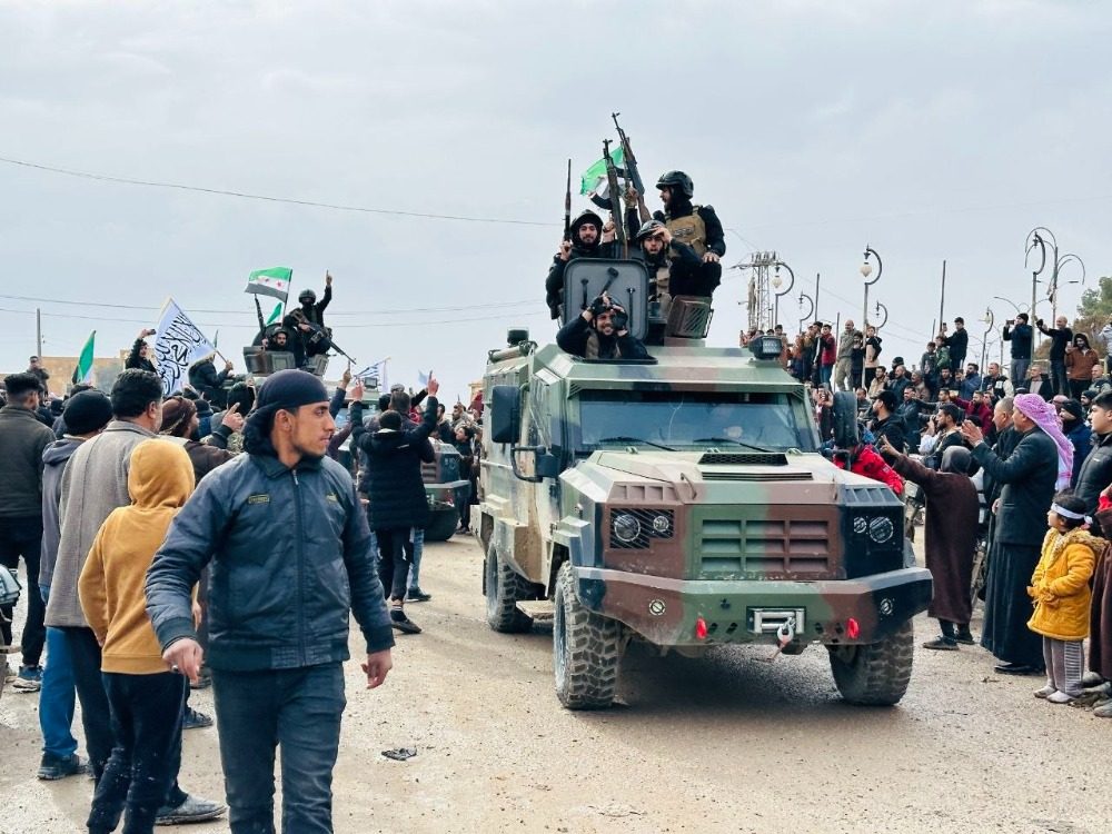 الأمن الداخلي يبدأ الدخول إلى مدينة القامشلي وسط ترحيب واسع من الأهالي