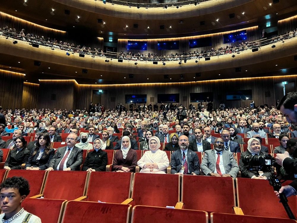 عقيلة الرئيس السيدة لطيفة الدروبي تشارك في حفل افتتاح قمة إسطنبول التعليمية