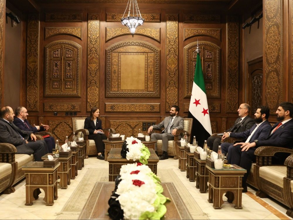 وزير الداخلية يبحث مع البعثة الدولية للصليب الأحمر الأوضاع الإنسانية في مخيم الهول