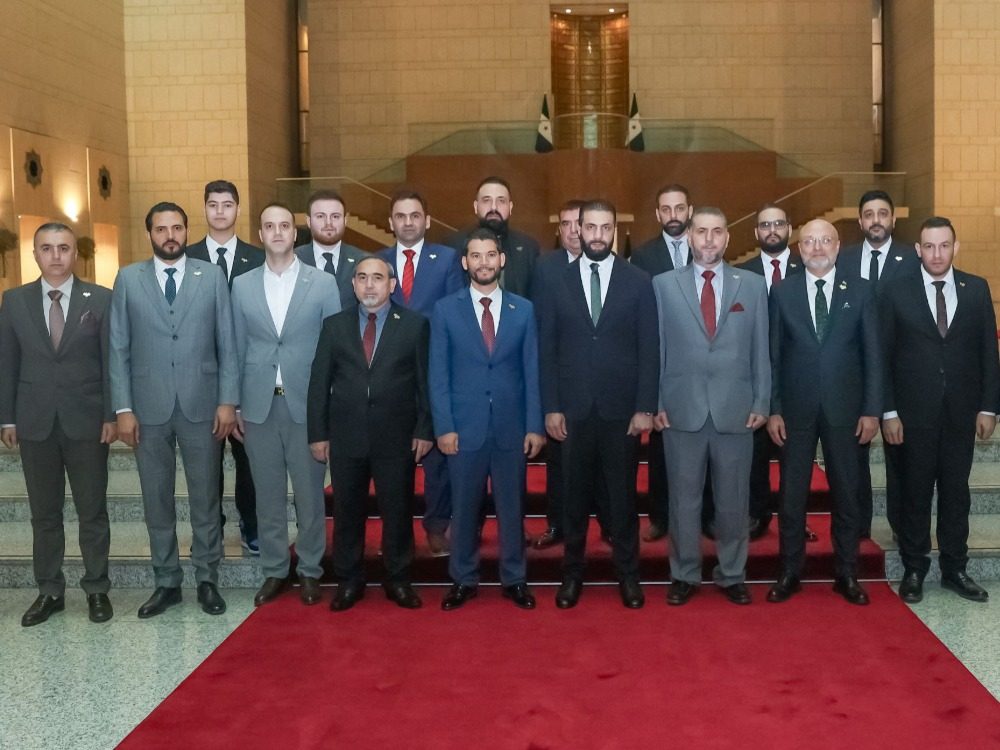 الرئيس الشرع يبحث مع رجال أعمال سوريين في الصين دعم الاقتصاد الوطني