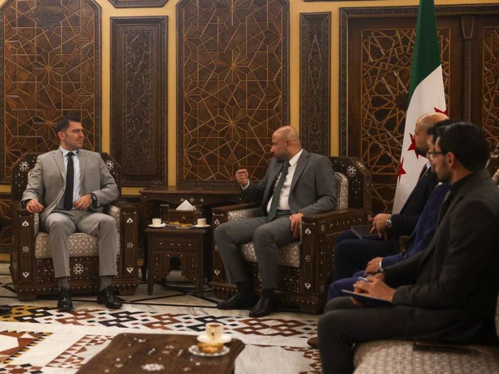 وزير الطوارئ يبحث مع رئيس المجلس السوري الأمريكي تعزيز التعاون البيئي