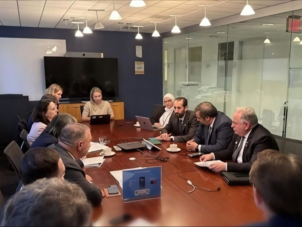 Minister of Finance وزير المالية يبحث مع الصندوق العربي والبنك الدولي تعزيز الدعم لإعادة الإعمار والتنمية