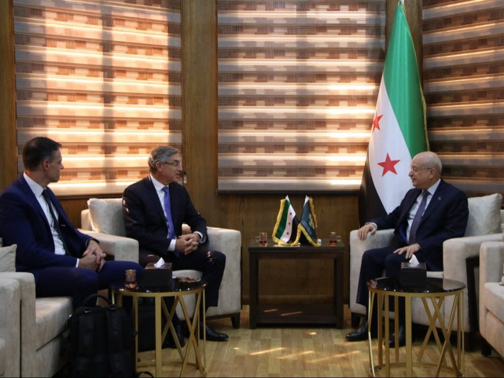 Minister of Transport with a representative of the World Bank وزارة النقل تتعاون مع البنك الدولي لتطوير قطاع النقل وتكشف عن خطط طموحة للاستثمار