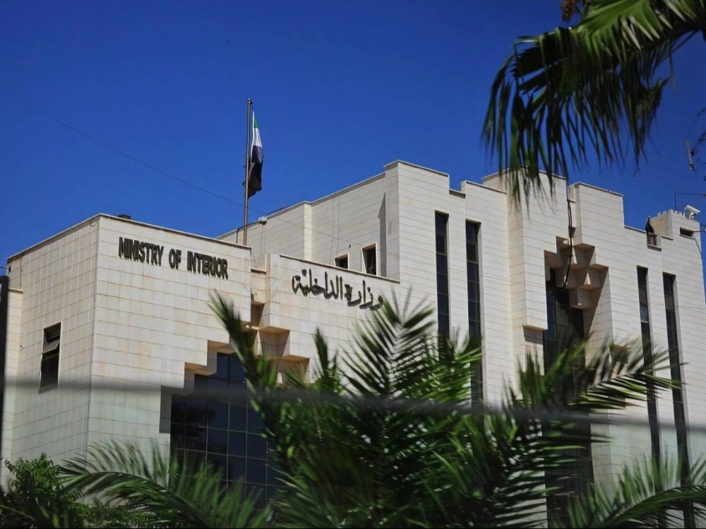 وزارة الداخلية تمنع دخول الدوريات المسلحة إلى بعض الأماكن العامة