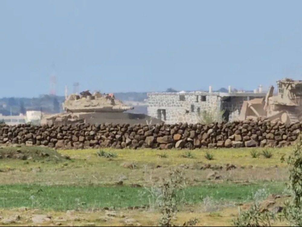 New Israeli incursions into the Quneitra countryside amid intense airstrikes. توغلات إسرائيلية جديدة في ريف القنيطرة وسط تحليق مكثف للطائرات