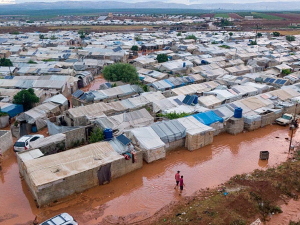 الشبكة السورية لحقوق الإنسان تدعو إلى دعم دولي لمخيمات النازحين المتضررة جراء السيول