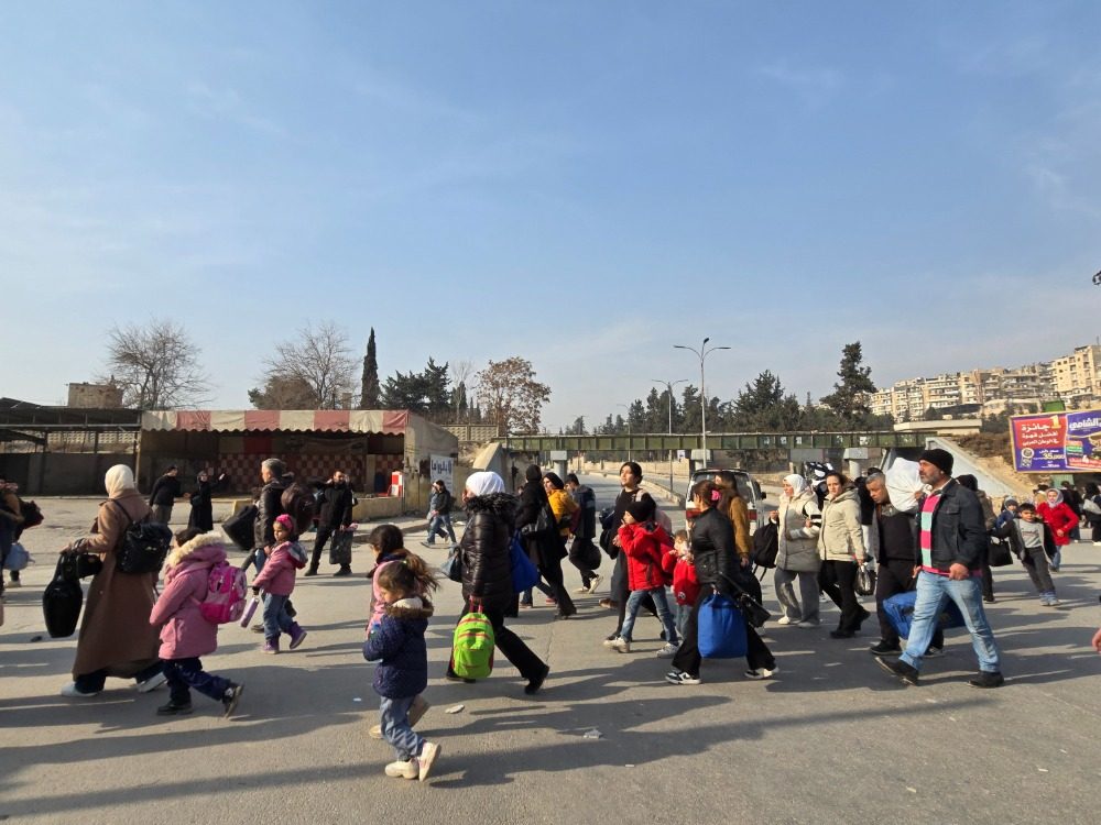 محافظ حلب يدعو لفتح الكنائس والجوامع لاستقبال النازحين
