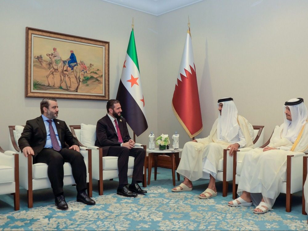 الرئيس الشرع يلتقي أمير دولة قطر على هامش أعمال القمة العربية الإسلامية الطارئة