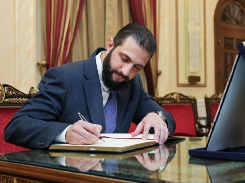 President Ahmed Al-Sharaa "دمشق لهي أول عيش مشترك عرفته البشرية".. احتفاء واسع بما كتبه الرئيس الشرع بزيارته للكنيسة المريمية