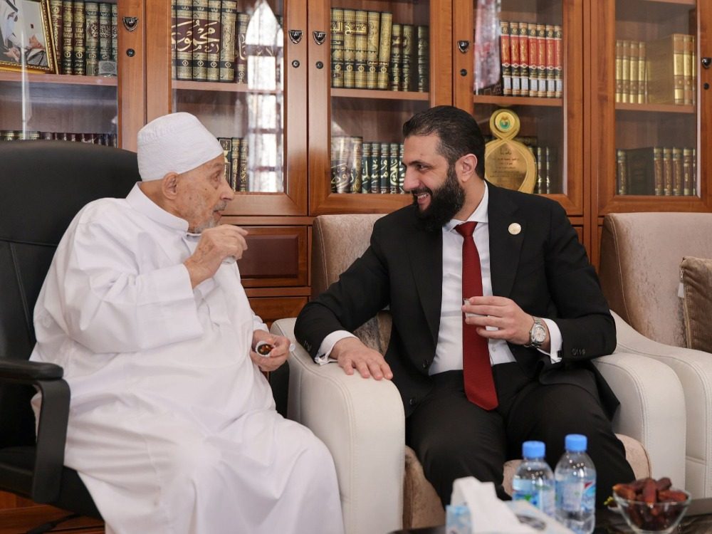 الرئيس الشرع يزور فضيلة الشيخ محمد كريم الراجح في منزله بالدوحة