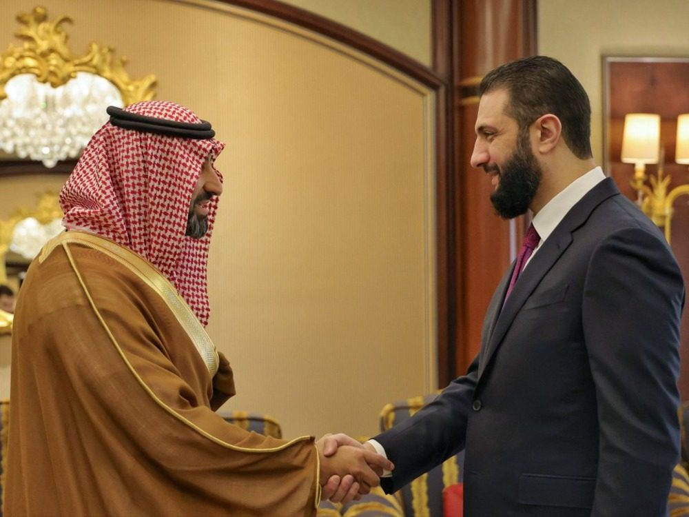President Al-Sharaa with His Royal Highness Prince Nayef bin Sultan Al Saud الرئيس الشرع يلتقي مدير شركة المراعي السعودية على هامش مبادرة مستقبل الاستثمار