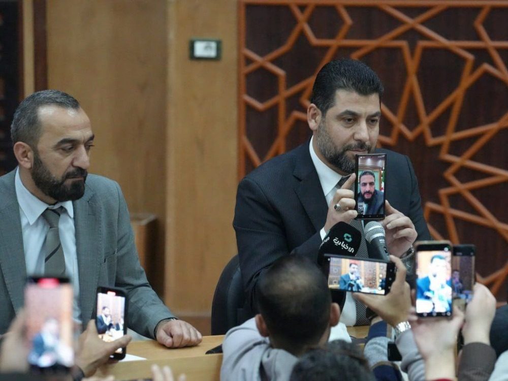 الرئيس الشرع يشارك في اجتماع مرئي لتعزيز السلم الأهالي في اللاذقية