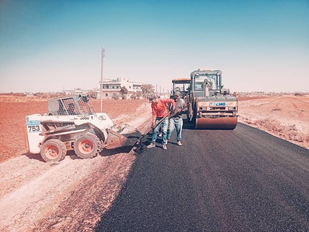 Public Works carries out maintenance work on the vital highway linking Tartous and Homs. الأشغال العامة تنفذ أعمال صيانة للأوتستراد الحيوي الواصل بين طرطوس وحمص