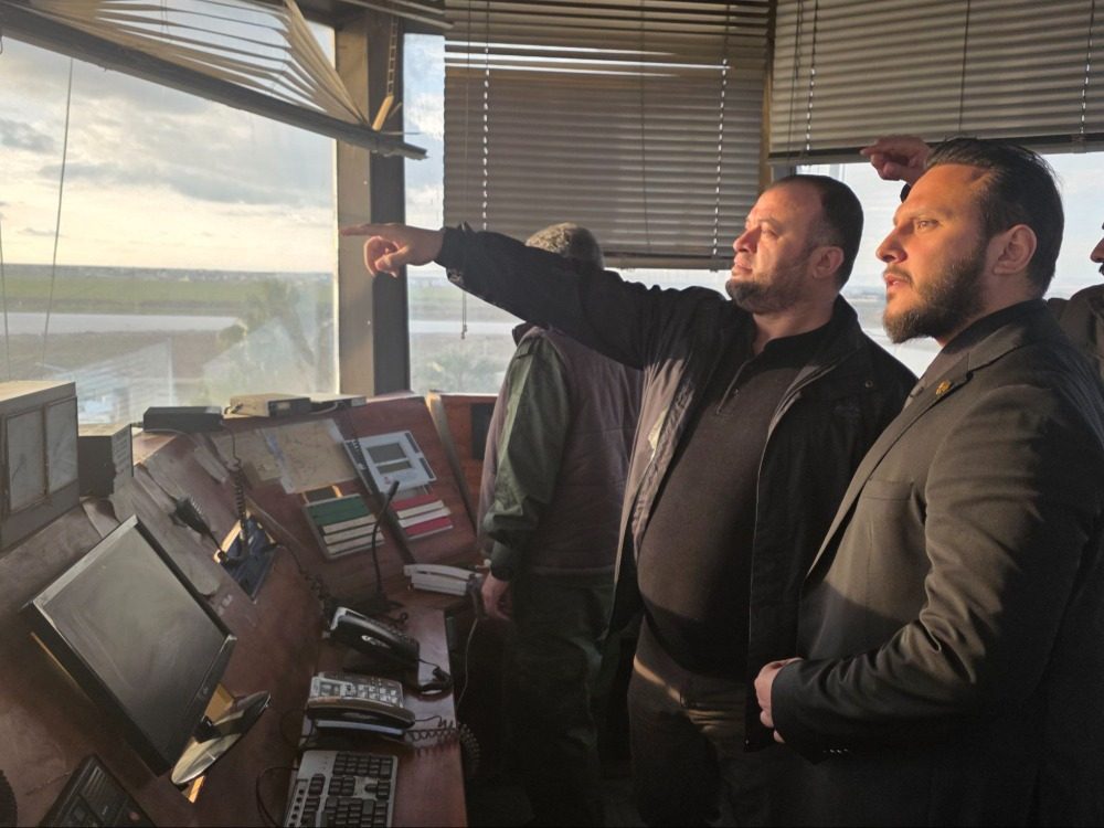 وفد من وزارة الداخلية يتفقد مطار القامشلي تمهيداً لتسلمه وإعادة تشغيله