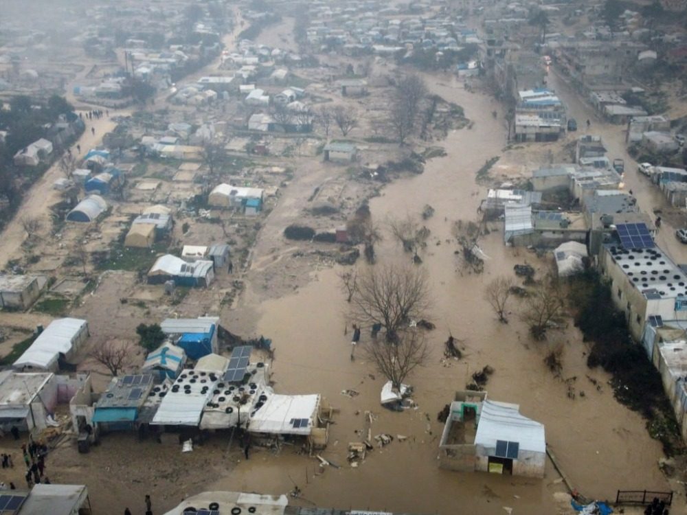 الأمطار تغمر مخيمات خربة الجوز واستجابة حكومية واسعة في إدلب واللاذقية