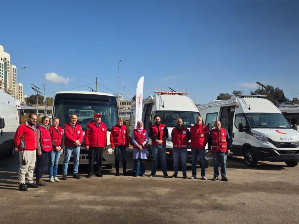 الهلال الأحمر يتسلّم عيادات متنقلة وسيارات إسعاف وباصات من الاتحاد الدولي