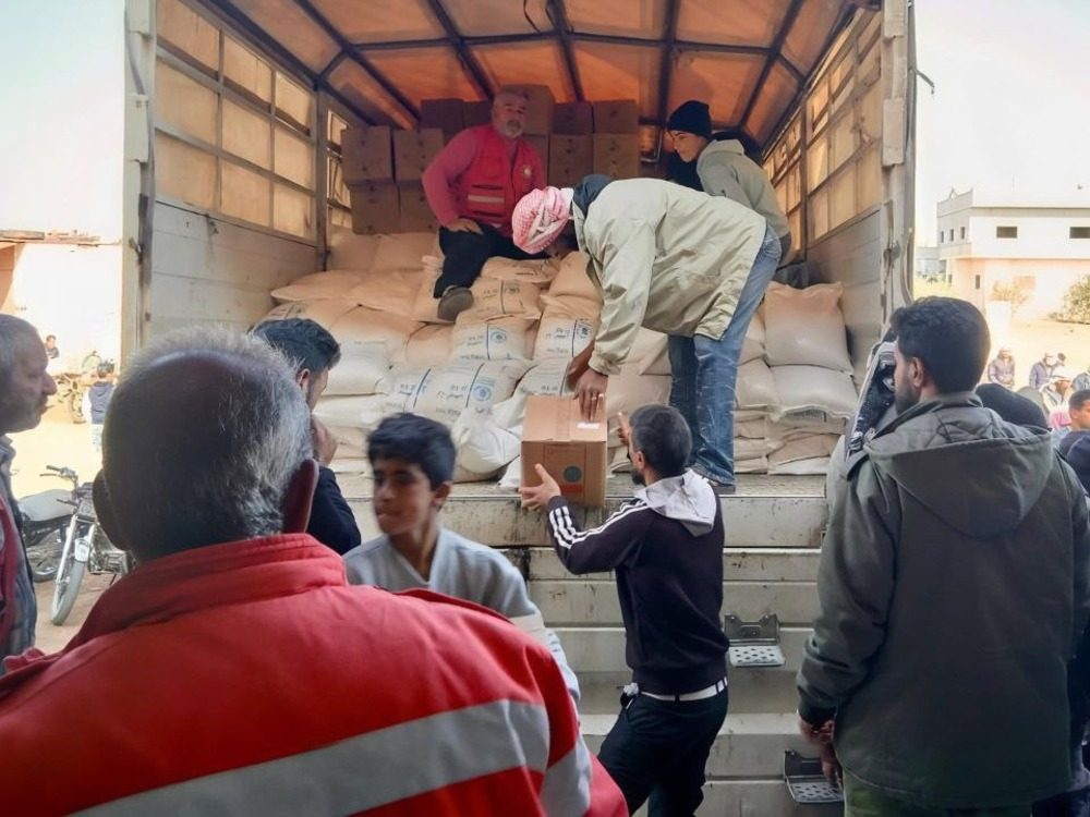 بالتنسيق مع المحافظة.. الهلال الأحمر يوزع سلات إغاثية للعشائر المهجرين