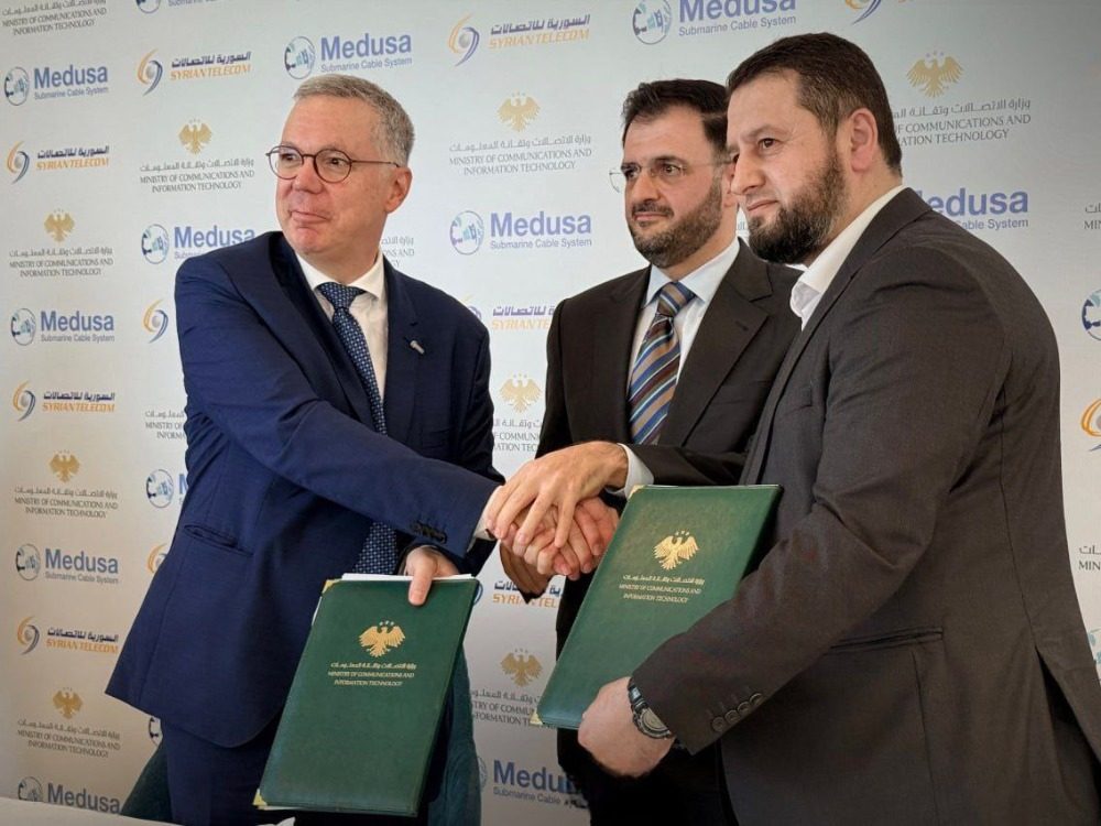 Signing an agreement to land the first international submarine cable to Syria. وزارة الاتصالات توقع اتفاقية إنزال أول كابل بحري دولي إلى سوريا