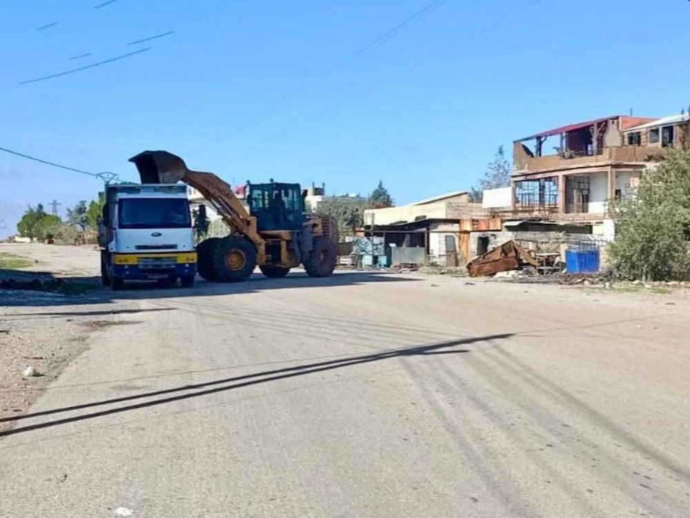 استمرار أعمال التنظيف وإزالة المخلفات في ريف السويداء ضمن خطة إعادة التأهيل