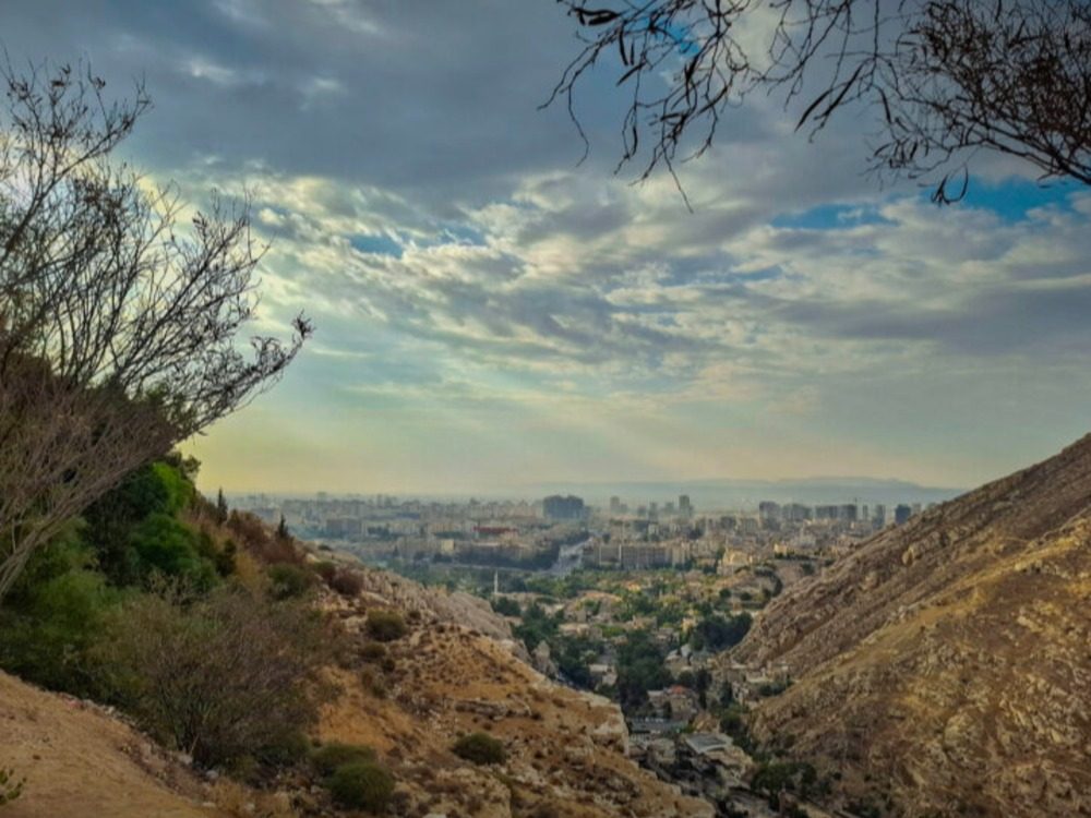 أجواء خريفية غائمة جزئياً وانخفاض ملحوظ بدرجات الحرارة في معظم المناطق