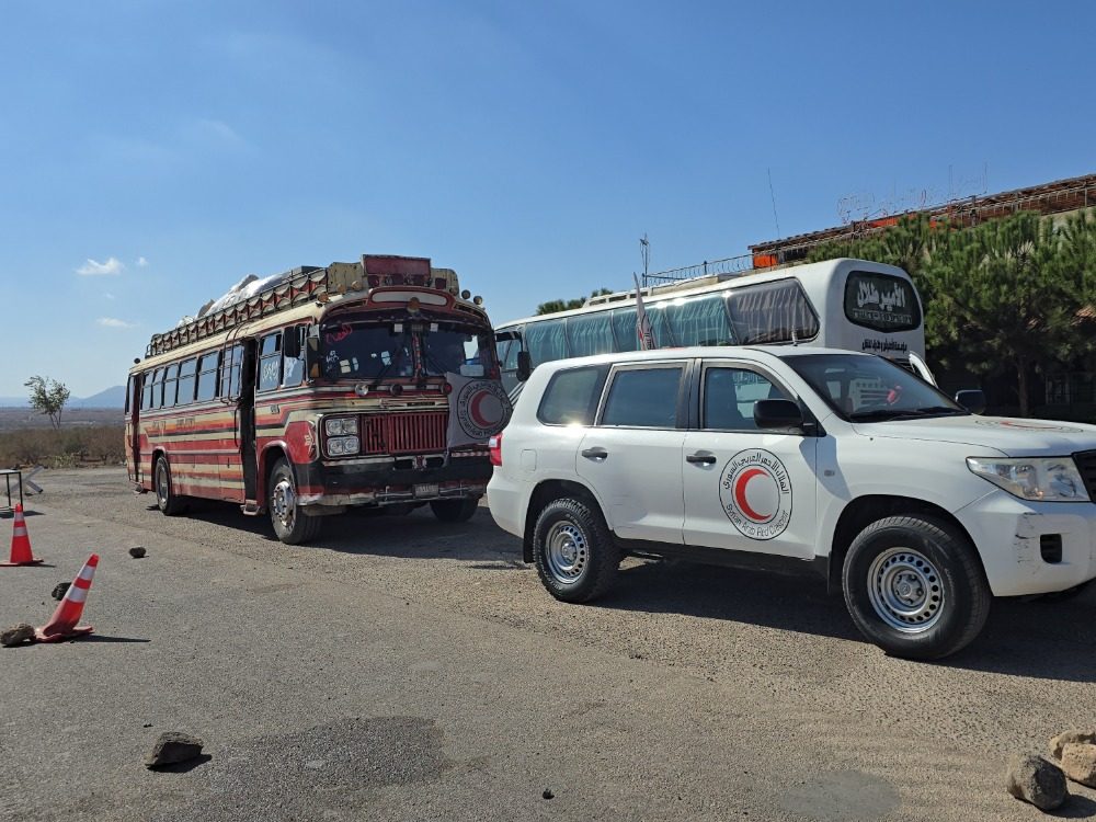 Syrian Arab Red Crescent السويداء.. "الداخلية" و"الهلال الأحمر" يؤمنان خروج 34 شخصاً من عائلات البدو