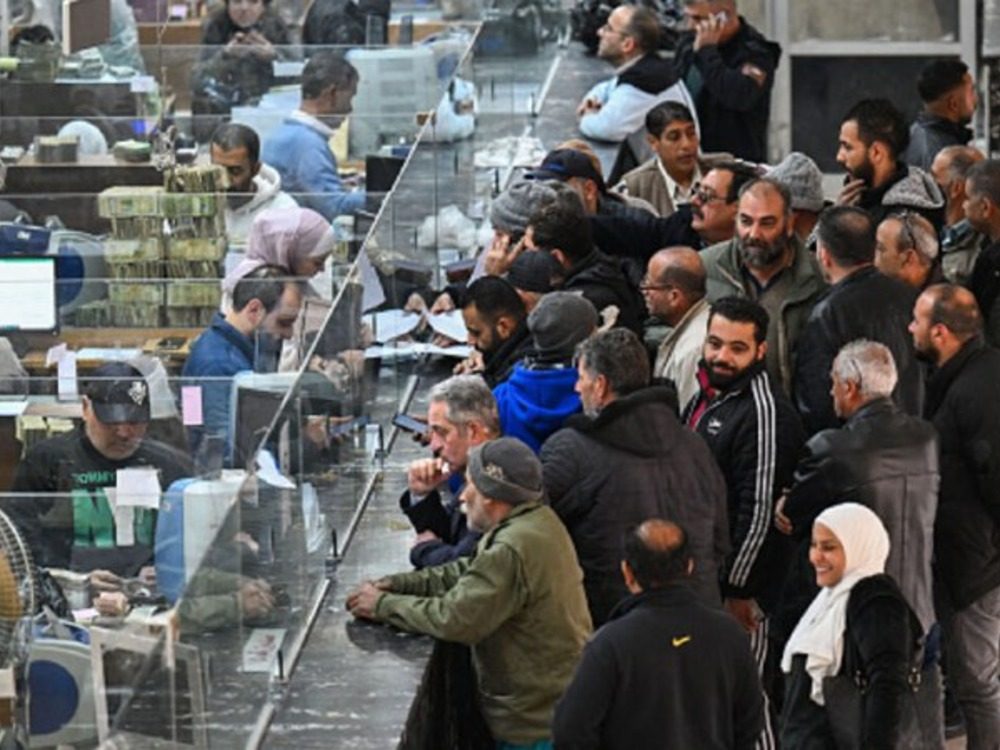 Syrian citizens صحيفة فايننشال تايمز: سوريا تحاول تحقيق نقلة نوعية في الاقتصاد رغم تحديات ما بعد الحرب