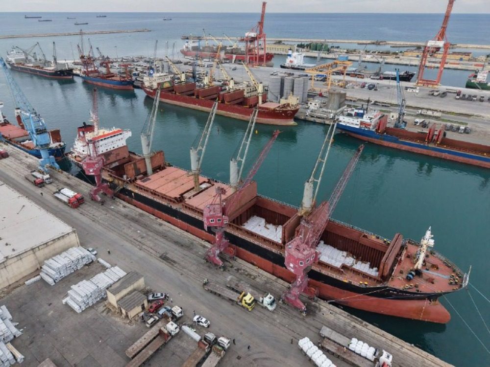 مقدمة من الولايات المتحدة.. وصول باخرة تحمل 14 ألف طن من الطحين إلى مرفأ طرطوس مقدمة من الولايات المتحدة.. وصول باخرة تحمل 14 ألف طن من الطحين إلى مرفأ طرطوس