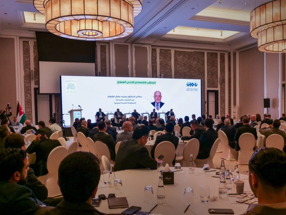 وزير الاقتصاد يبحث بملتقى عمّان الاقتصادي تعزيز التعاون الاستثماري مع الأردن