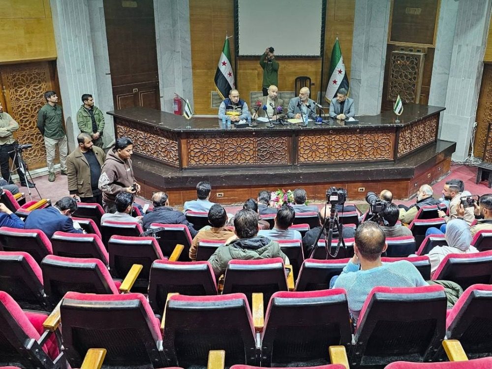 وزير الطوارئ يبحث مع محافظ دير الزور تعزيز العمل الإغاثي والخدمي بالمحافظة